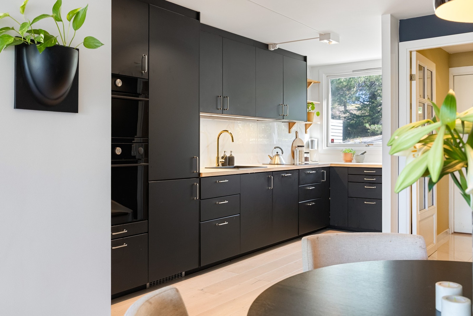 Rekkehuset har et stilrent og moderne kjøkken fra 2020. Galleribilde