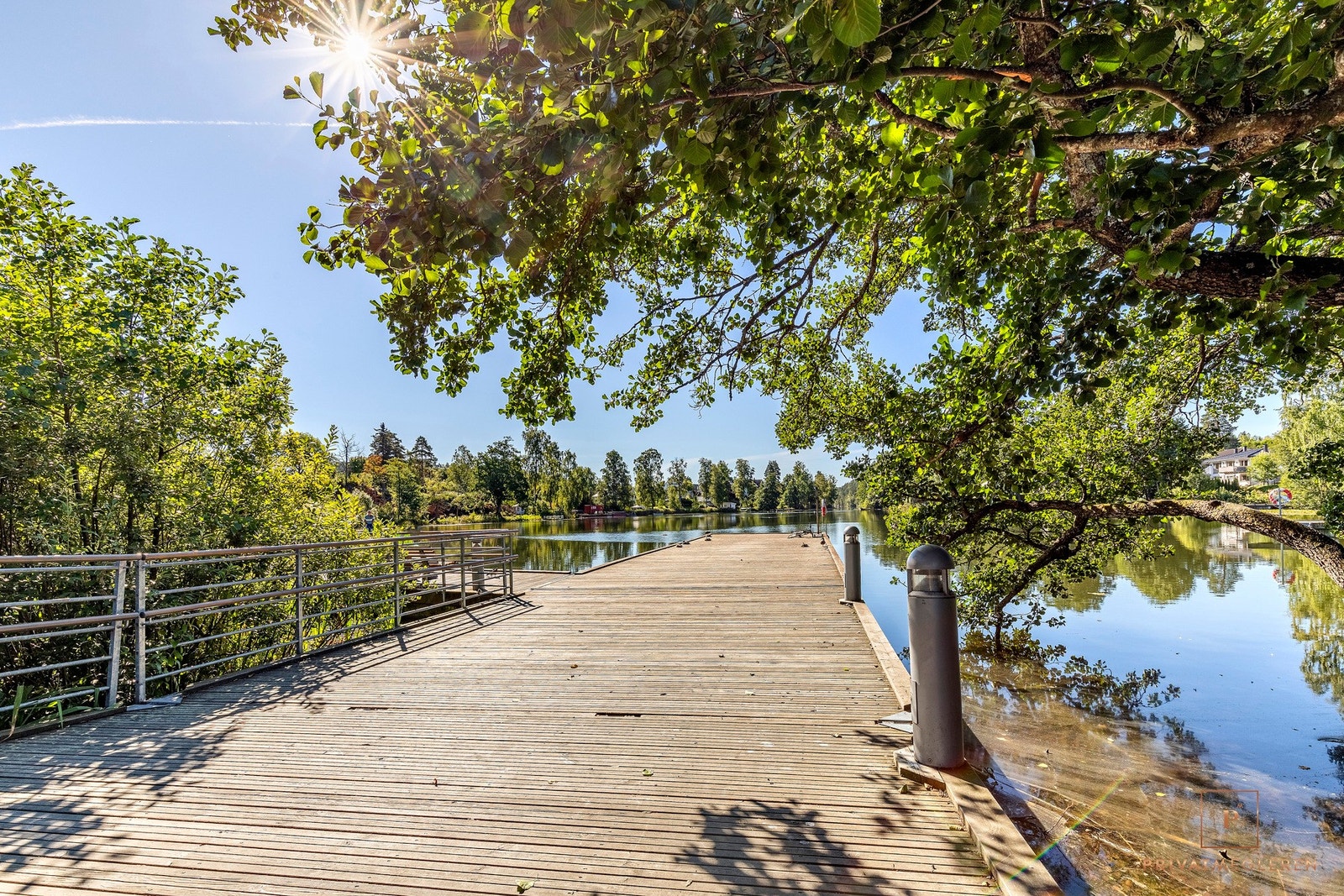 Rett ved ligger Kolbotnvannet med tursti og sittebenker. Om vinteren er det også skøytebane på vannet. Galleribilde