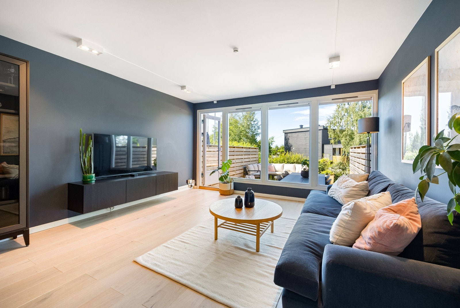 Stuen er lys og luftig med store vindusflater som slipper inn rikelig med naturlig lys. Galleribilde