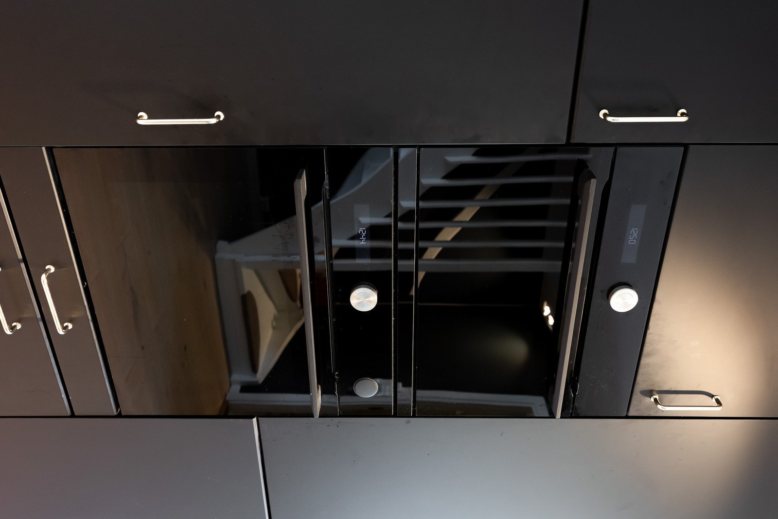 Kjøkkenet er utstyrt med integrerte hvitevarer som inkluderer induksjonstopp, kombiovn, komfyr, oppvaskmaskin og kjøleskap med frysedel. Galleribilde