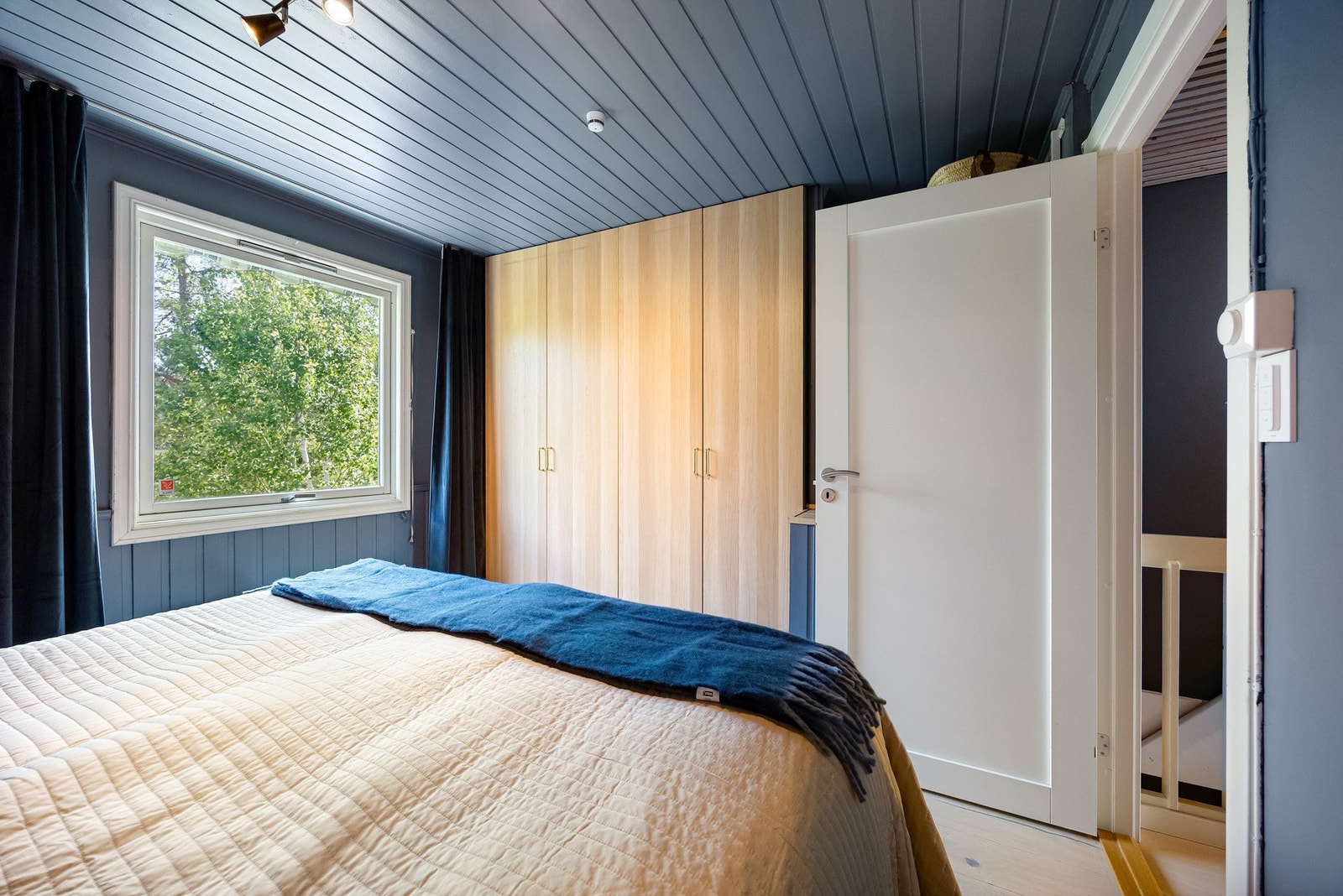 Hovedsoverommet er meget romslig med god plass til dobbeltseng, nattbord, og rommet er innredet med flere garderobeløsninger. Galleribilde