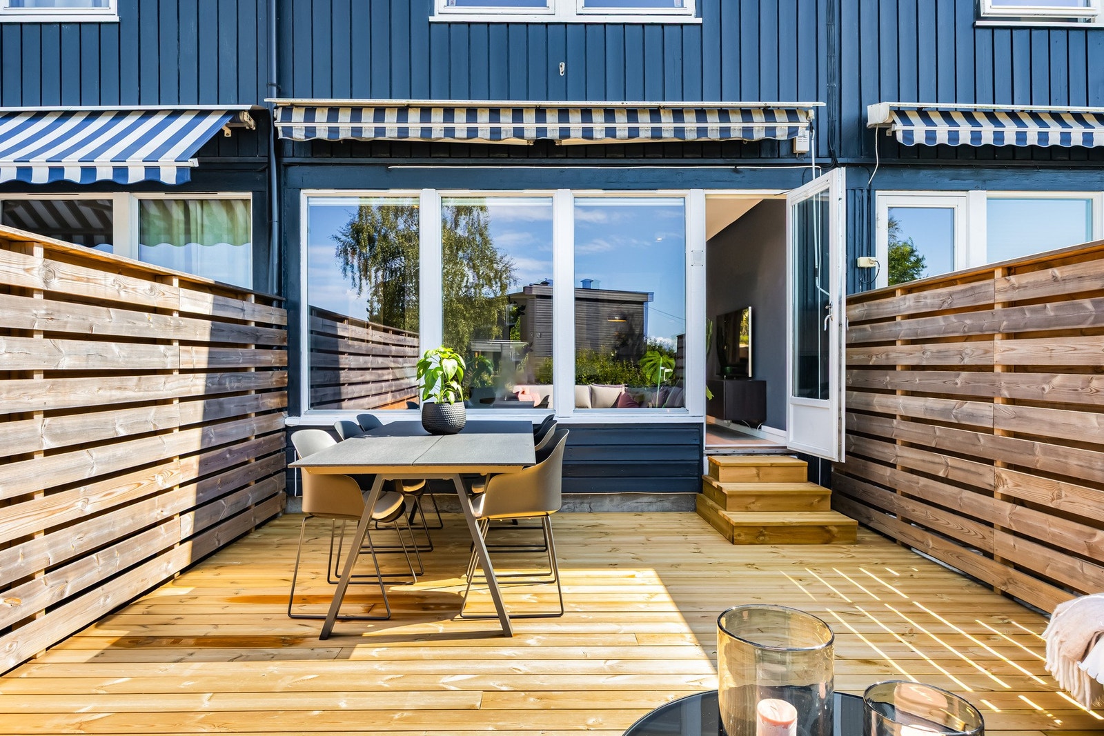 Fra stuen er det utgang til en solrik terrasse på ca. 24 kvm. Galleribilde