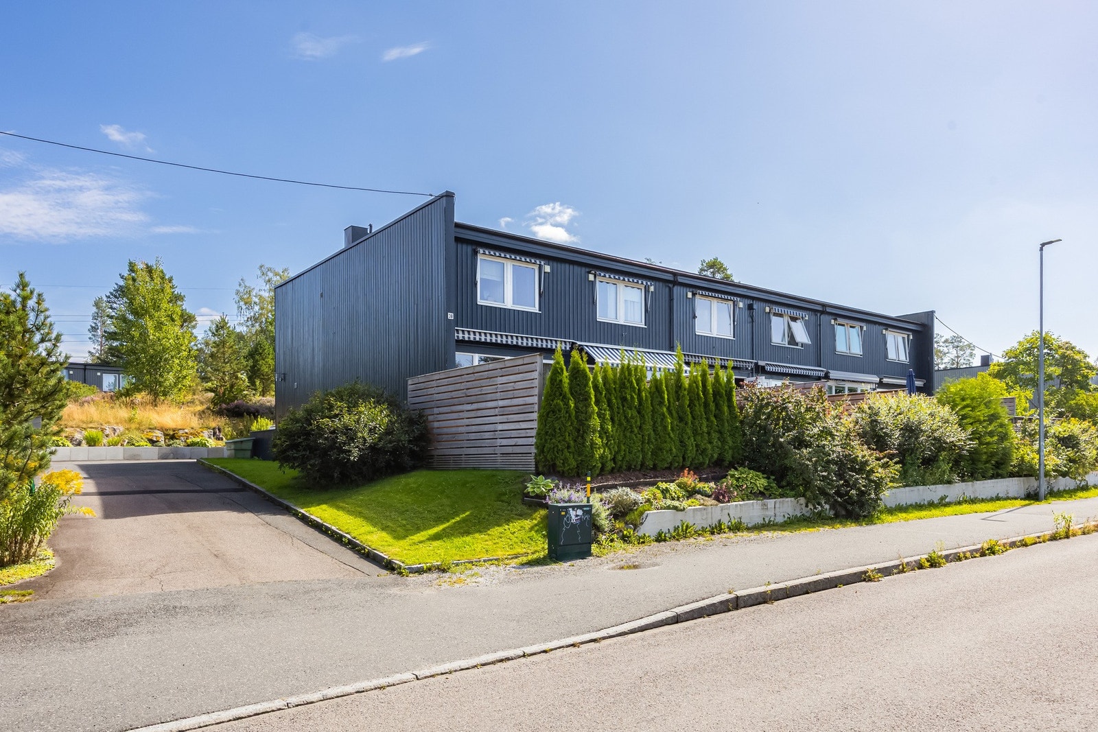 Rekkehuset ligger i et meget attraktivt og barnevennlig boligområde på Tårnåsen. Galleribilde