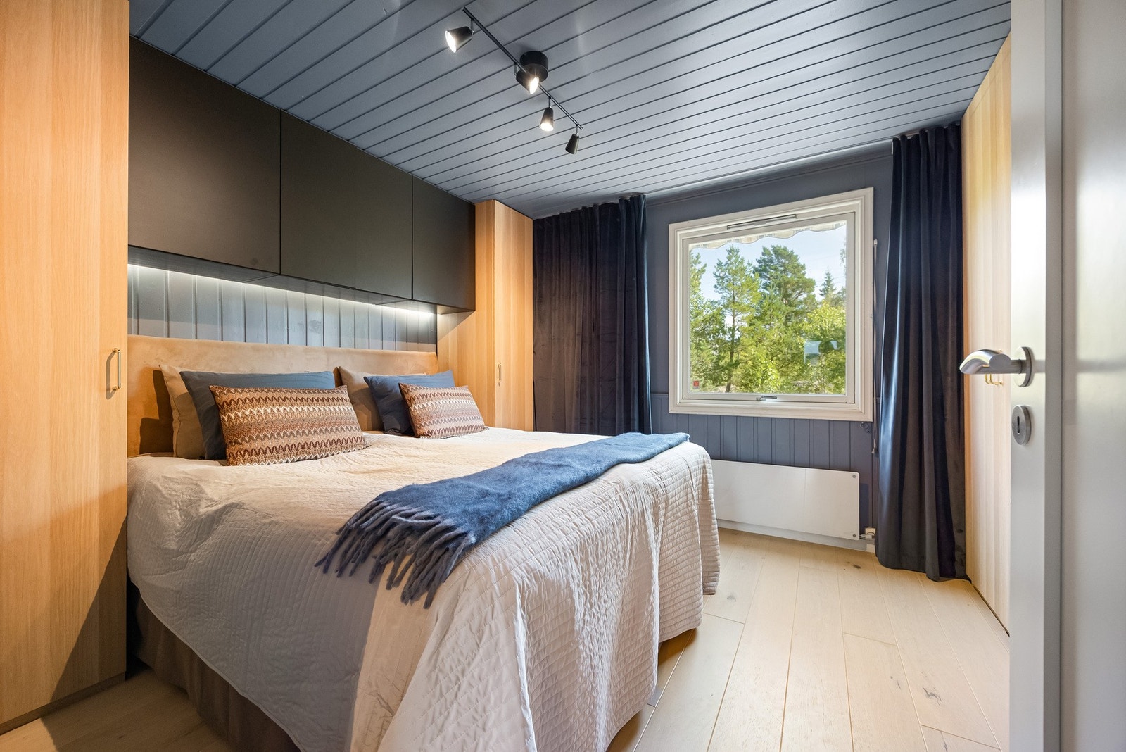 Rekkehuset har tre soverom i boligens andre etasje. Galleribilde