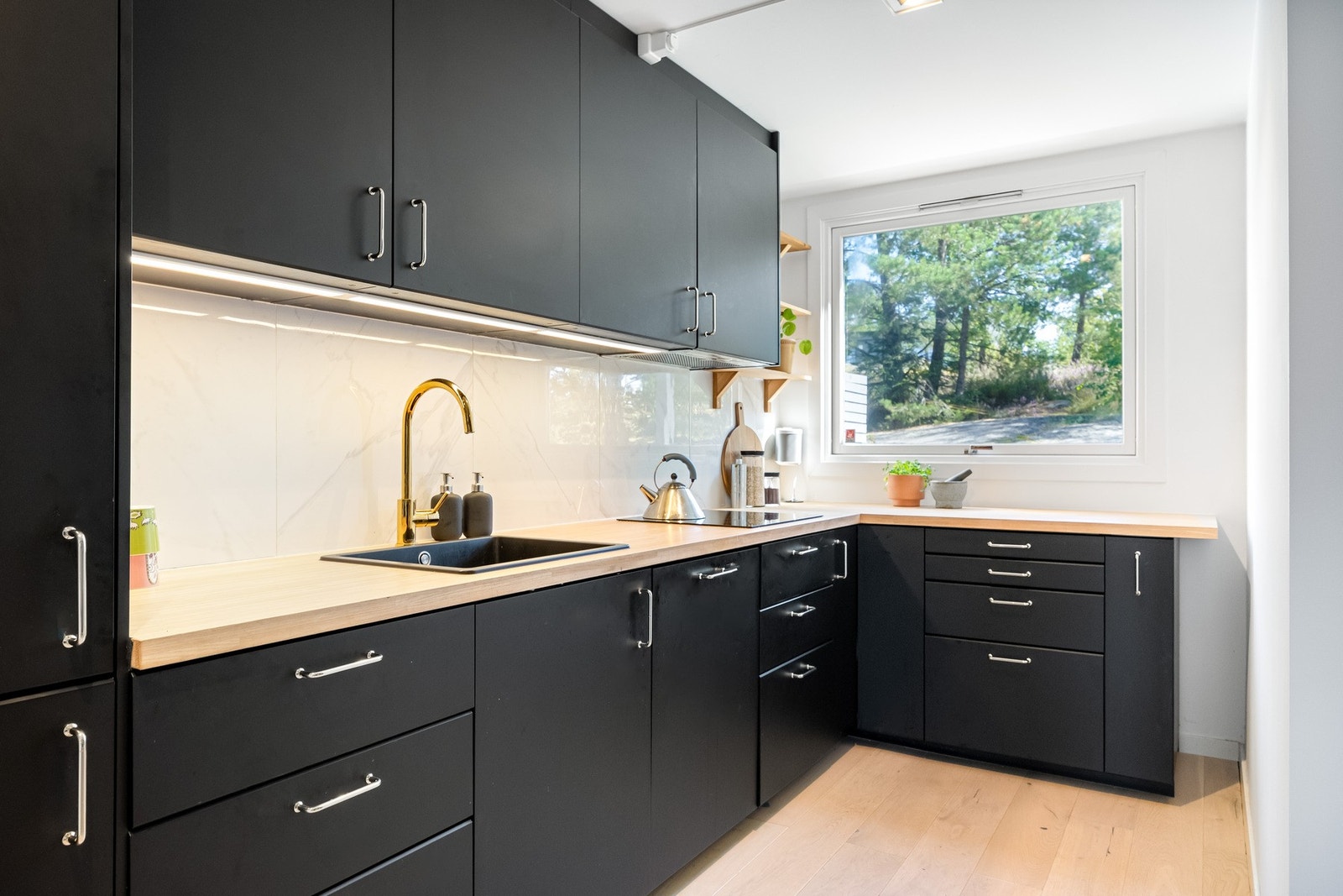 Det er praktisk belysning over benken. Galleribilde