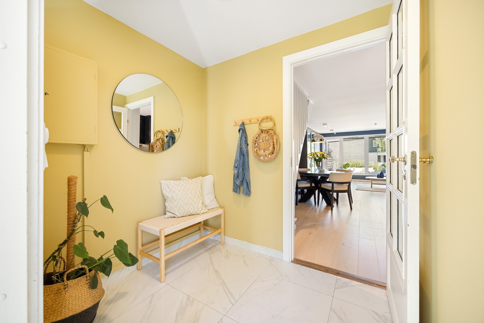 Vel innenfor døren ønsker du velkommen til et entréområde med vegger i friske farger og flislagt gulv. Galleribilde
