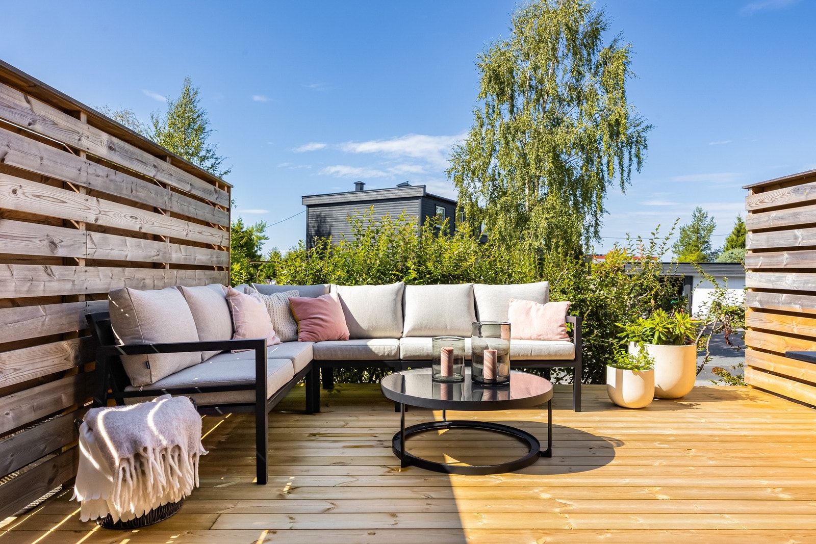 Terrassen er et perfekt sted for å samle venner og familie, og for å nyte varme sommerdager med god mat og drikke. Galleribilde