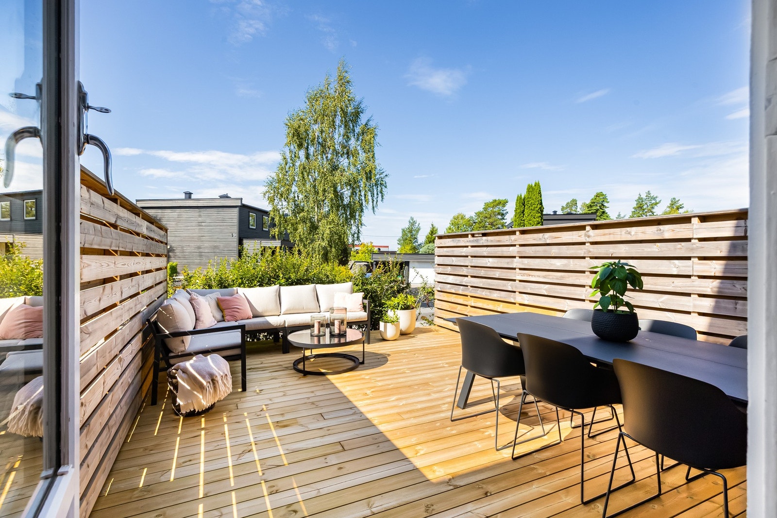 Her er det god plass til både spisegruppe, loungemøbler og grill. Galleribilde