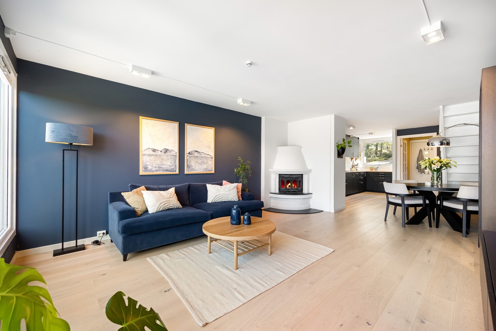 Stuen har gode møbleringsmuligheter med god plass til sofagruppe, TV-anlegg og spiseseksjon. Galleribilde