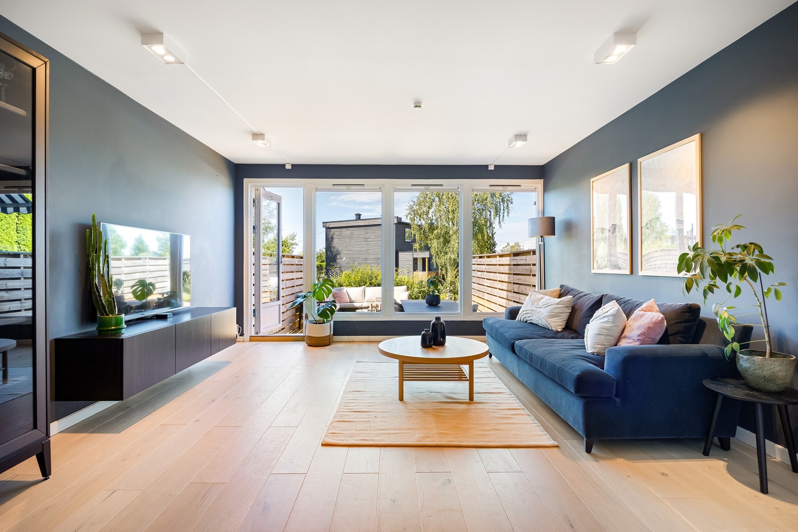 Dette er et påkostet og innbydende rekkehus over to plan. Galleribilde