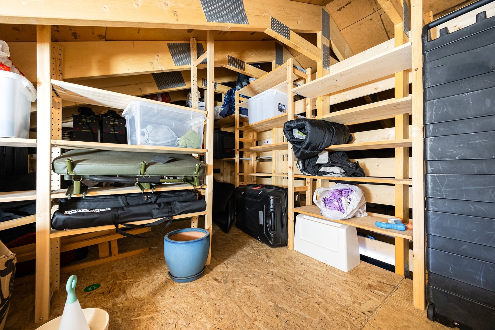 Loft/hems over garasjen med lagringsplass. Galleribilde