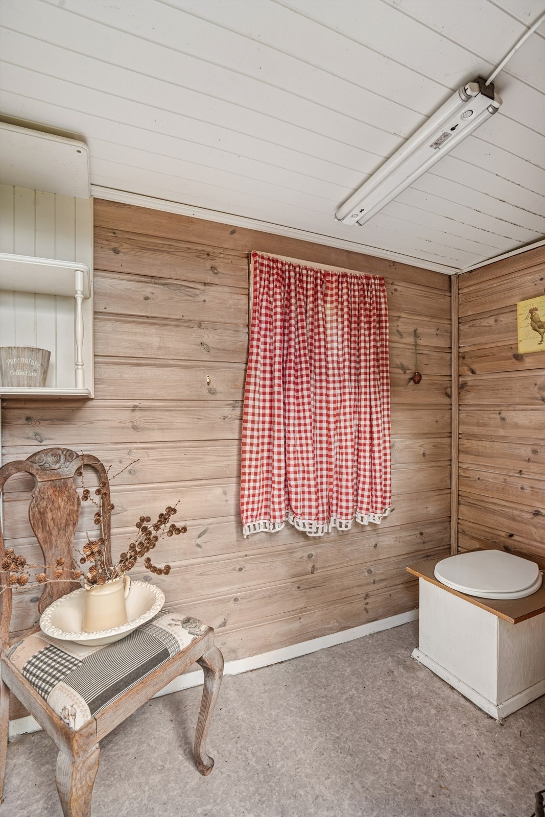 Toalettrommet er innredet med forbrenningstoalett. Galleribilde