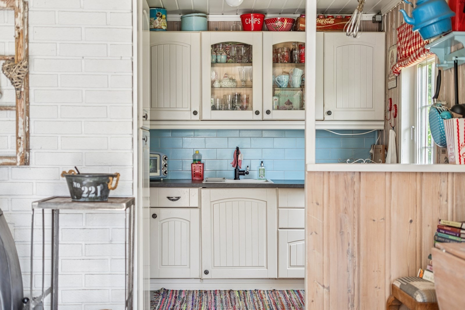 Kjøkkenet har innredning med profilerte fronter. Benkeplaten er av laminat. Galleribilde