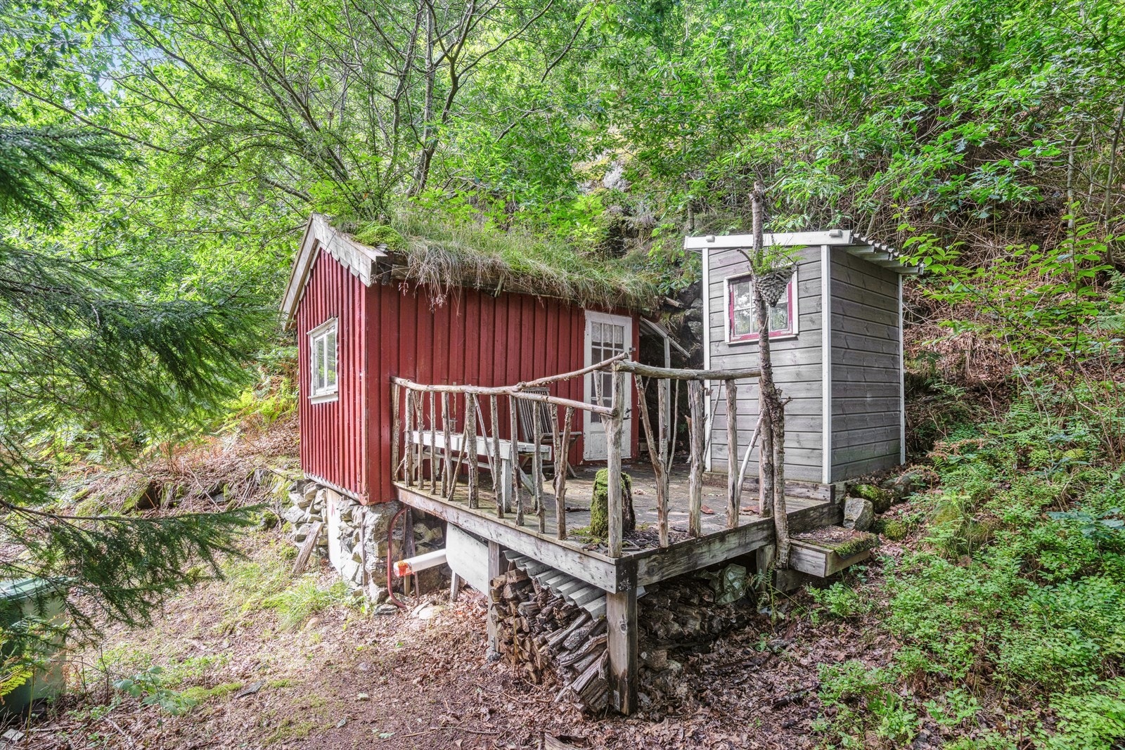 Anneks og utedo. Galleribilde