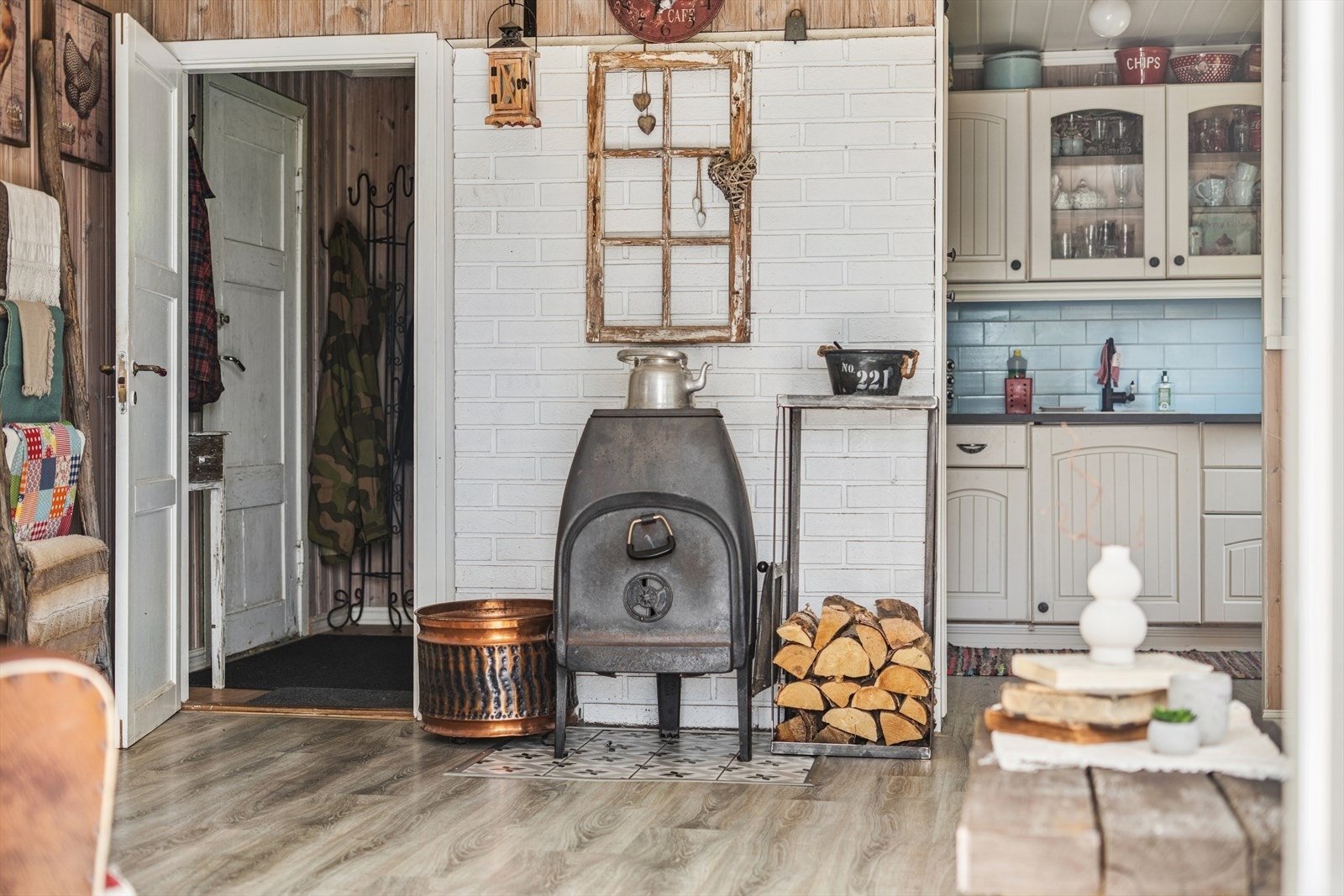 Det er vedovn i stuen. Galleribilde