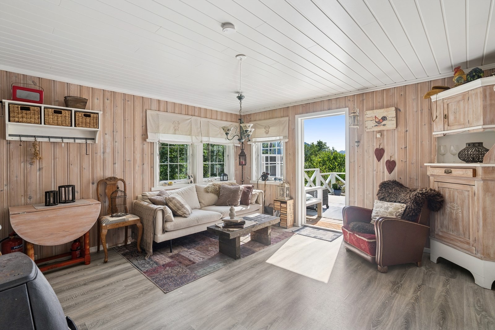 Stuen har god plass til salong og annet ønskelig møblement. Utgang til terrasse og hage! Galleribilde