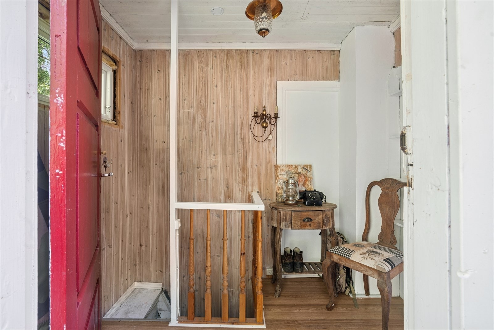 Hyggelig inngangsparti med plass til å henge i fra seg sko og yttertøy. Galleribilde
