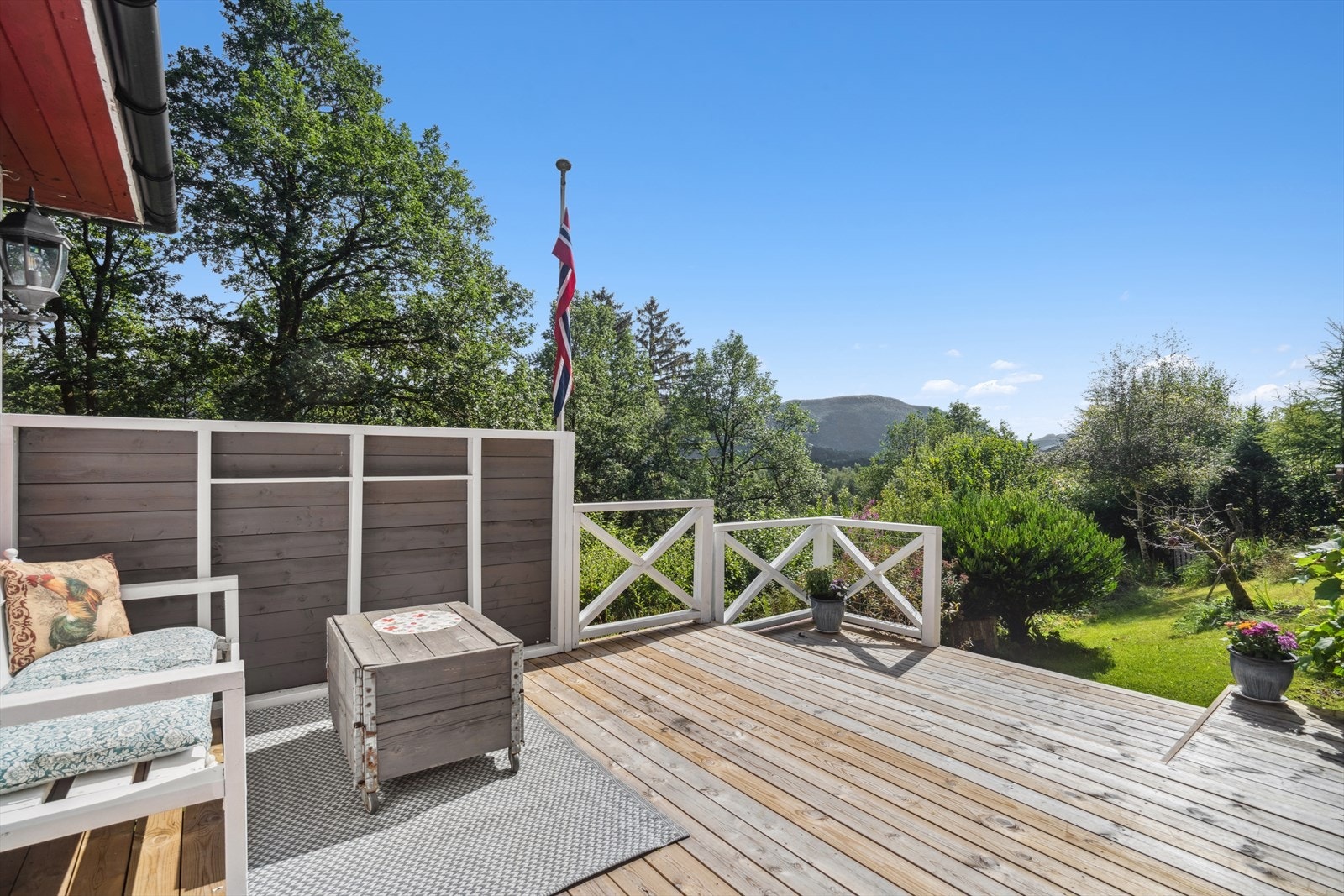 Her kan man sitte usjenert til og nyte sol og ut naturskjønn utsikt! Galleribilde