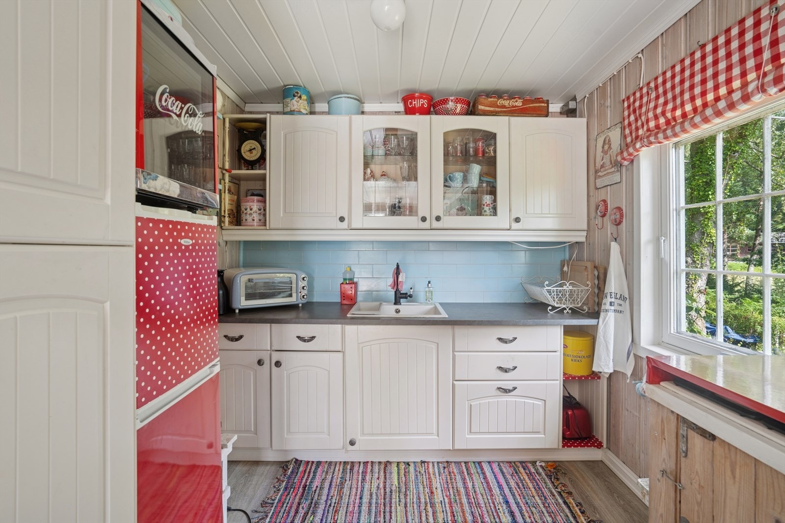 Det er plass til kjøleskap, fryseskap og gassfyrt platetopp. Galleribilde