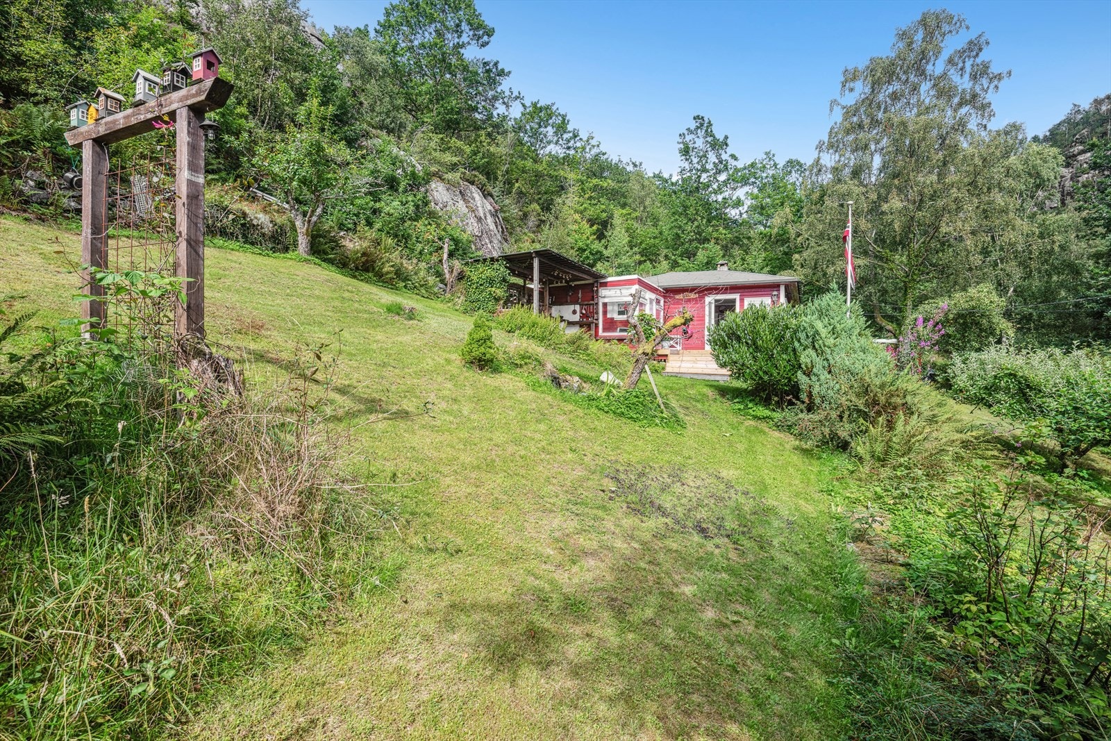 Naturskjønn opparbeidet hage! Galleribilde