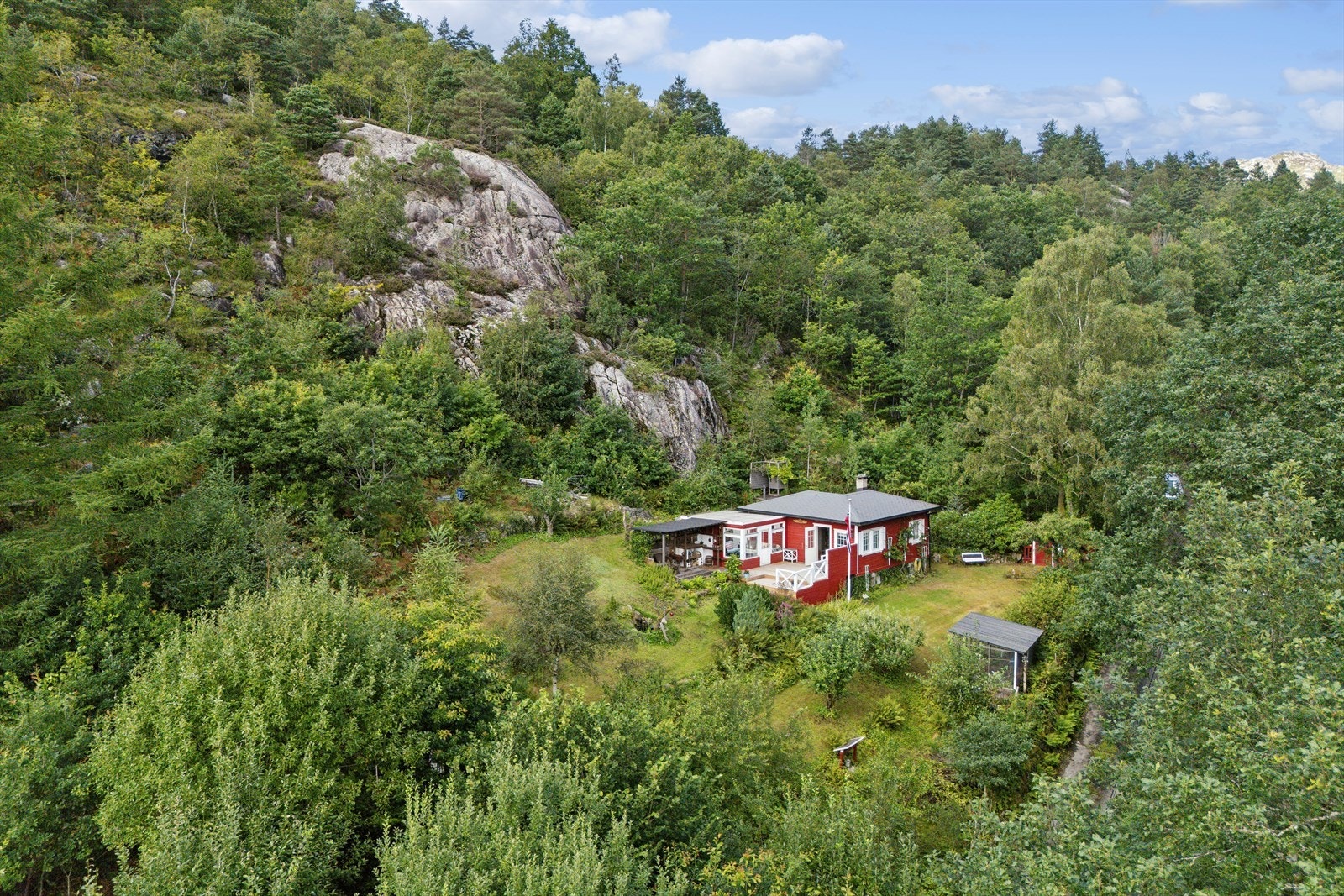 Eiendommen ligger usjenert til i naturskjønne omgivelser. Galleribilde