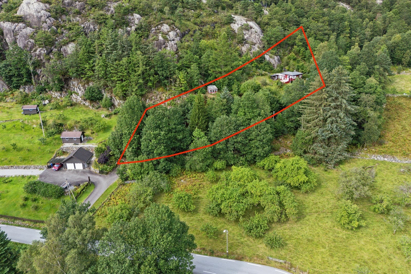 Tomten måler ca. 2488.1 m² og består av fritidsbolig, anneks og uthus. Galleribilde