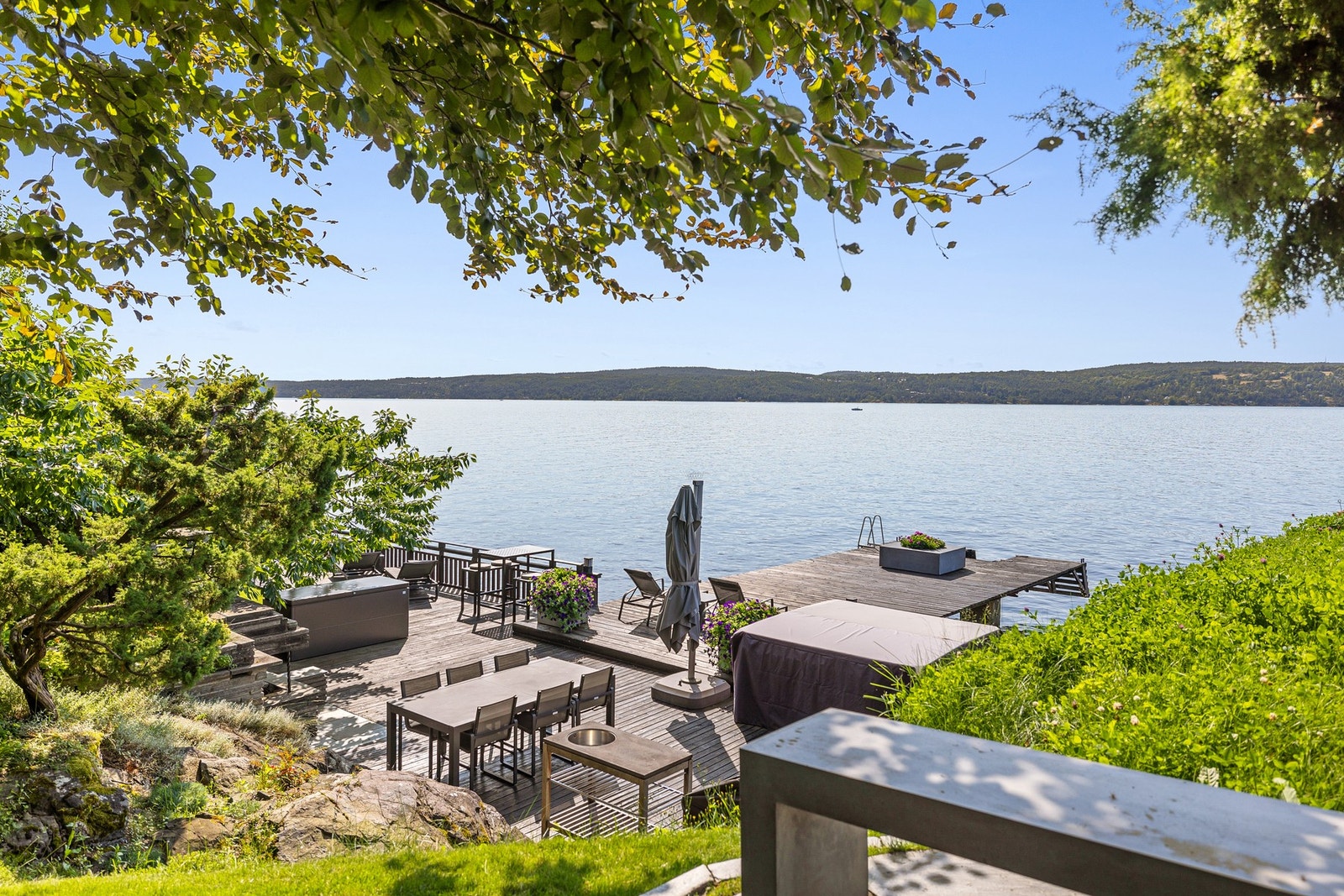 Velkommen til Sandbukta 6 - En strandeiendom i naturskjønne omgivelser med fjorden som nærmeste nabo. Galleribilde
