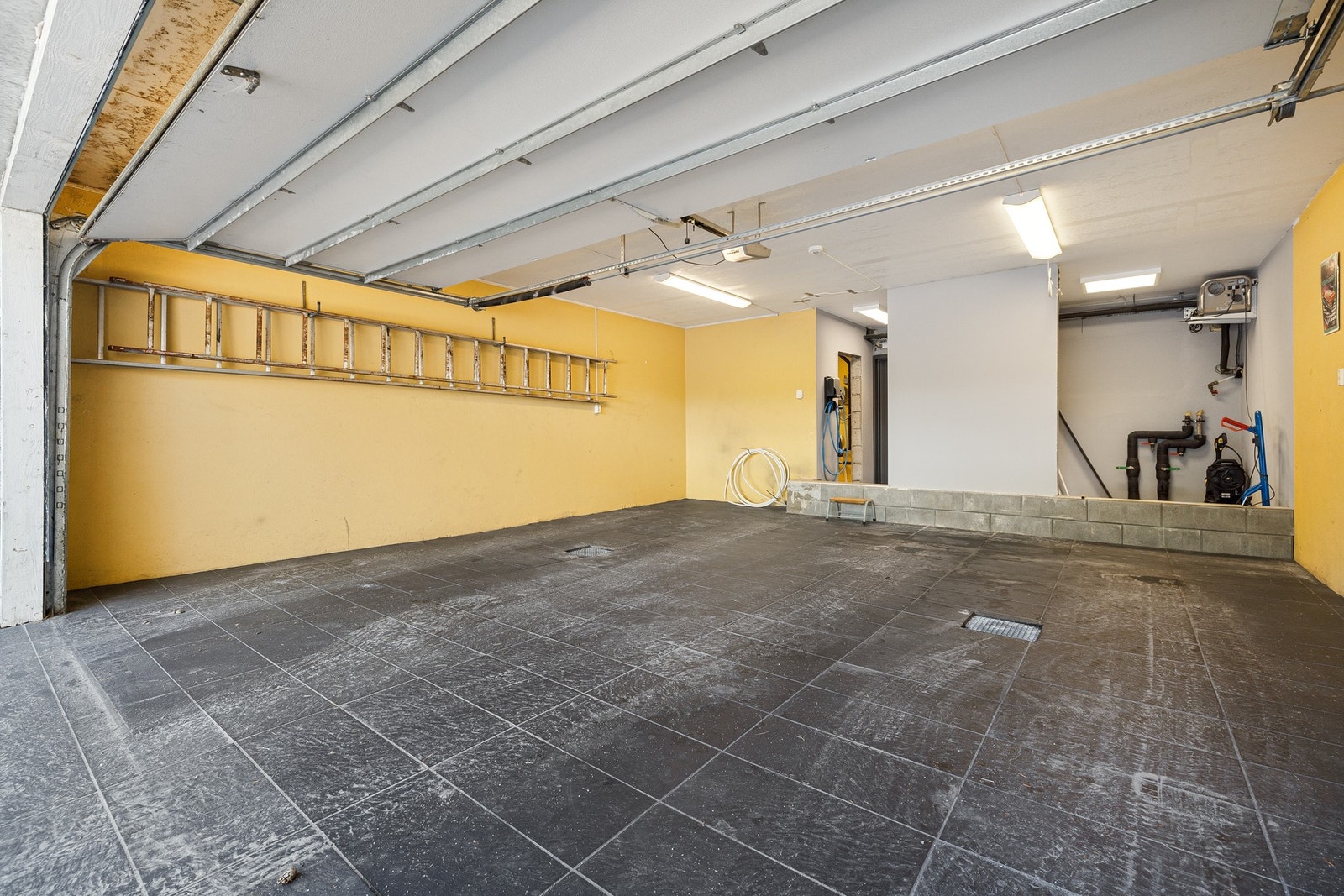 Romslig garasje med plass til bil og oppbevaring. Galleribilde