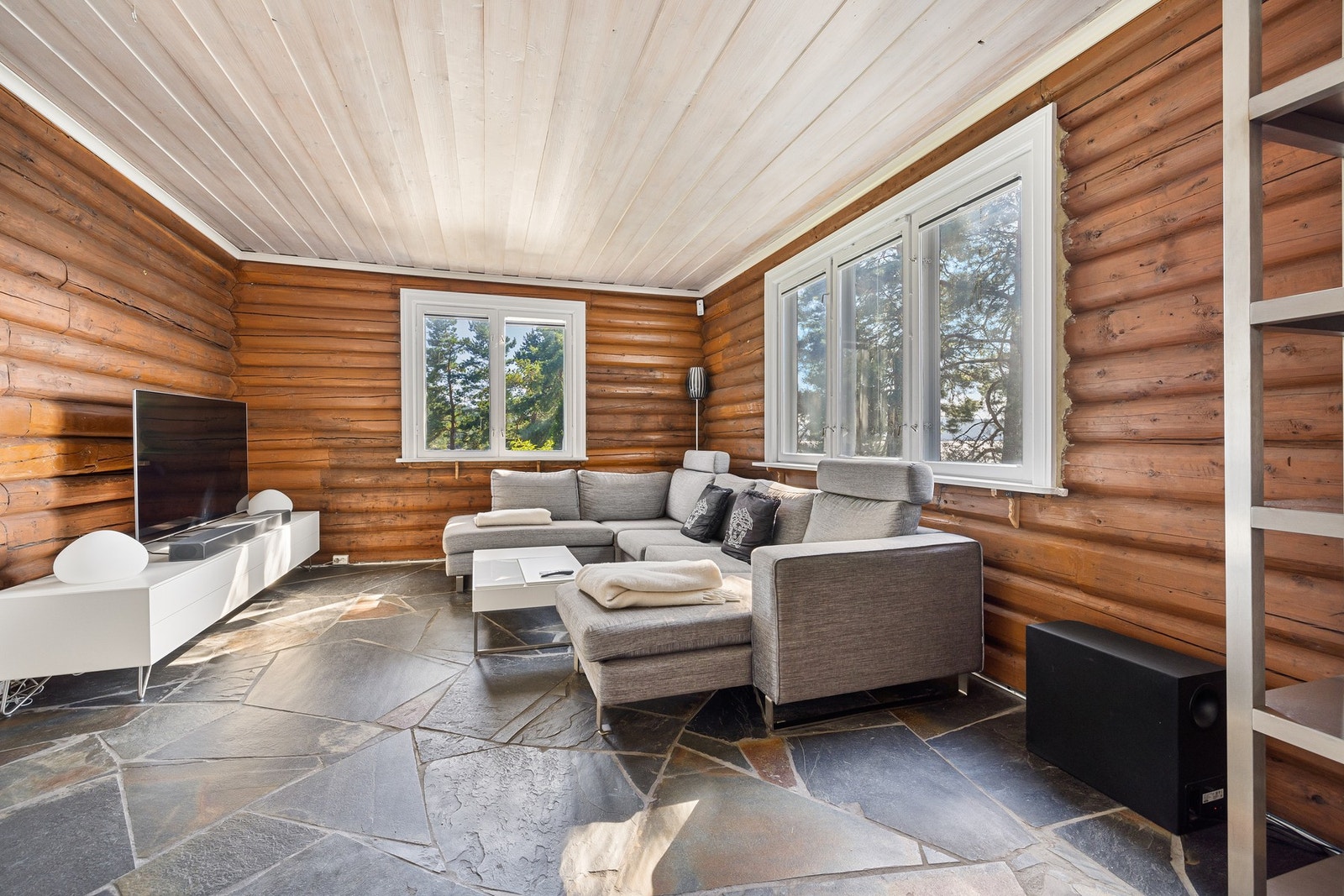 Vegger i tømmer og panel i himling. God plass til ønsket innredning. Galleribilde