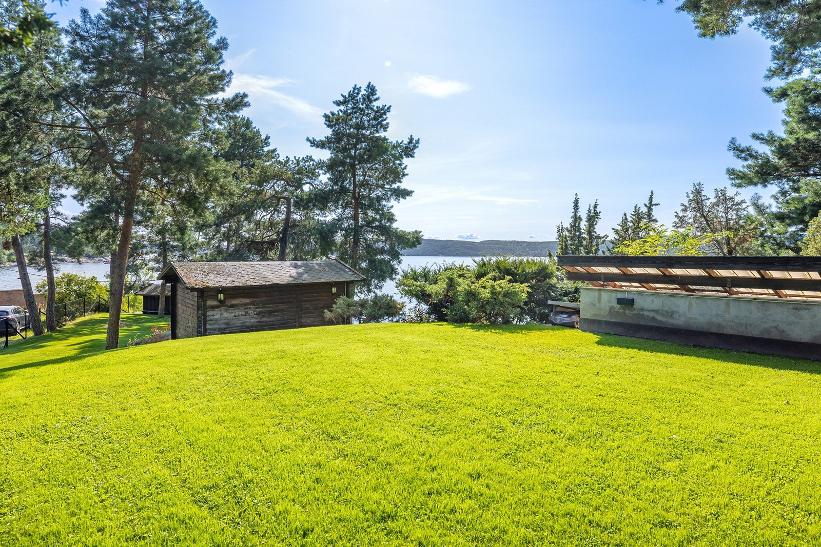 Opparbeidet hage med plen og beplantning. Galleribilde