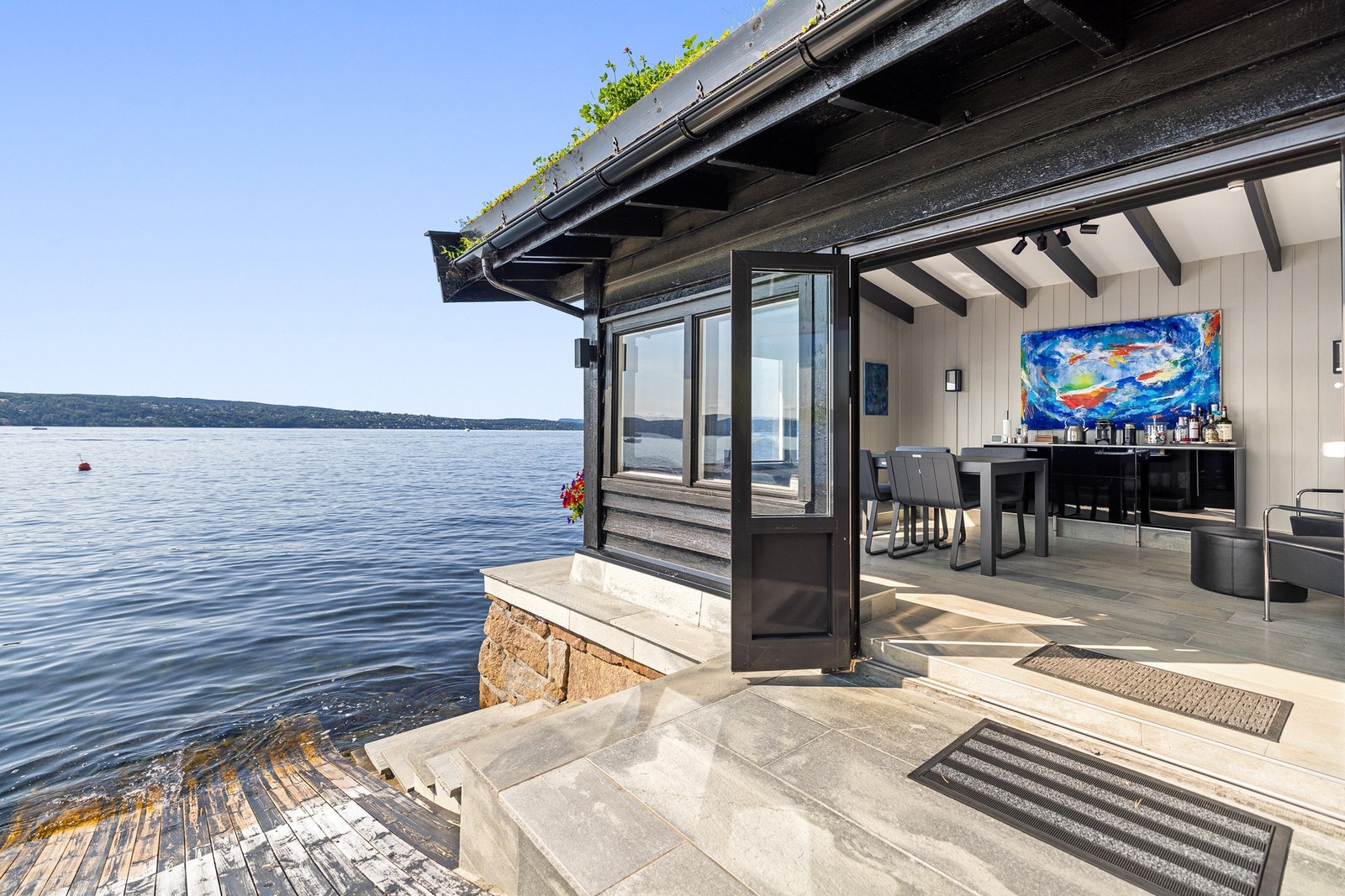 Sjøvendt naust med flislagt gulv. Galleribilde