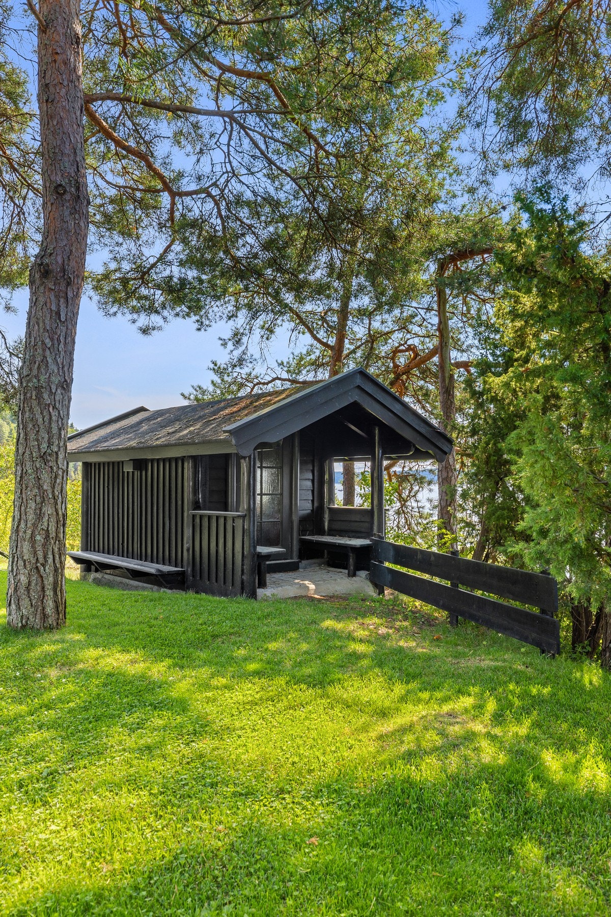 Lite utehus for oppbevaring. Galleribilde