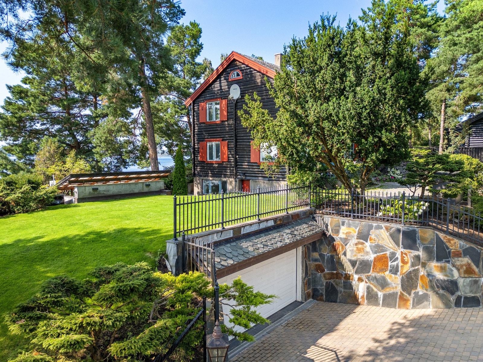 Garasje bygget inn i terrenget. Galleribilde