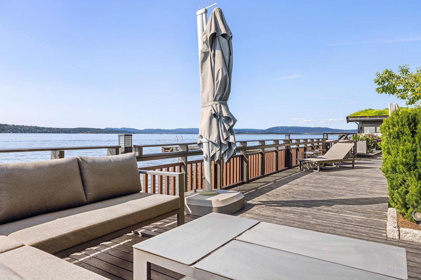 Utendørs terrasse på hele 190 kvm ved sjøen! Galleribilde