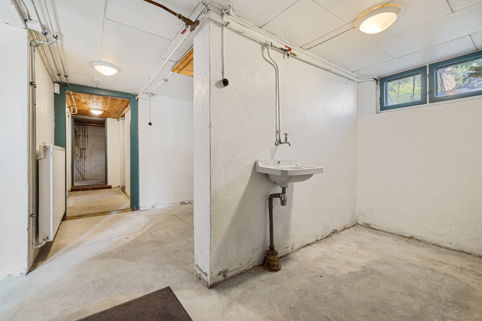 Bodareal med vegger i mur og betong. Galleribilde