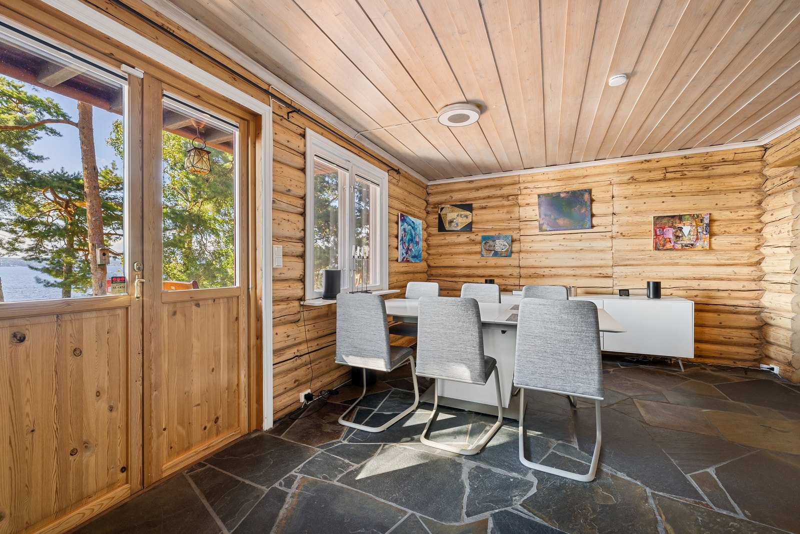 Stue med tilknytning til spisestue. Galleribilde