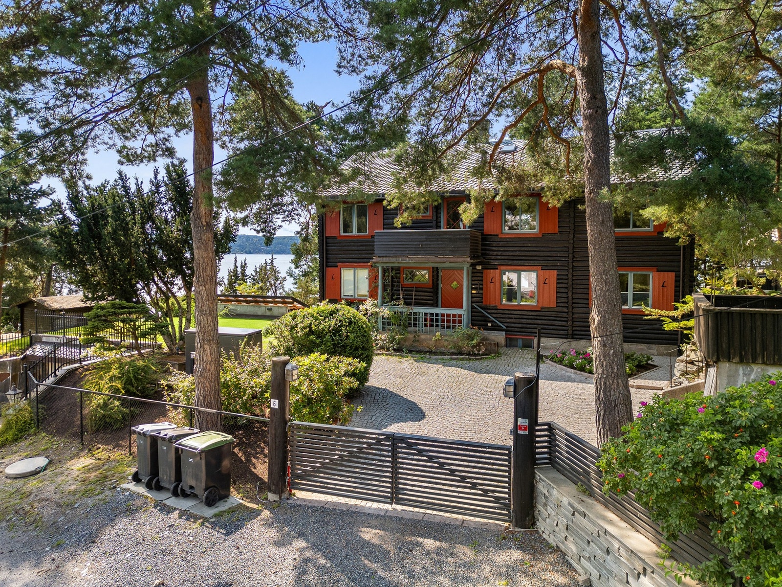 Port ved innkjørselen til eiendommen. Galleribilde