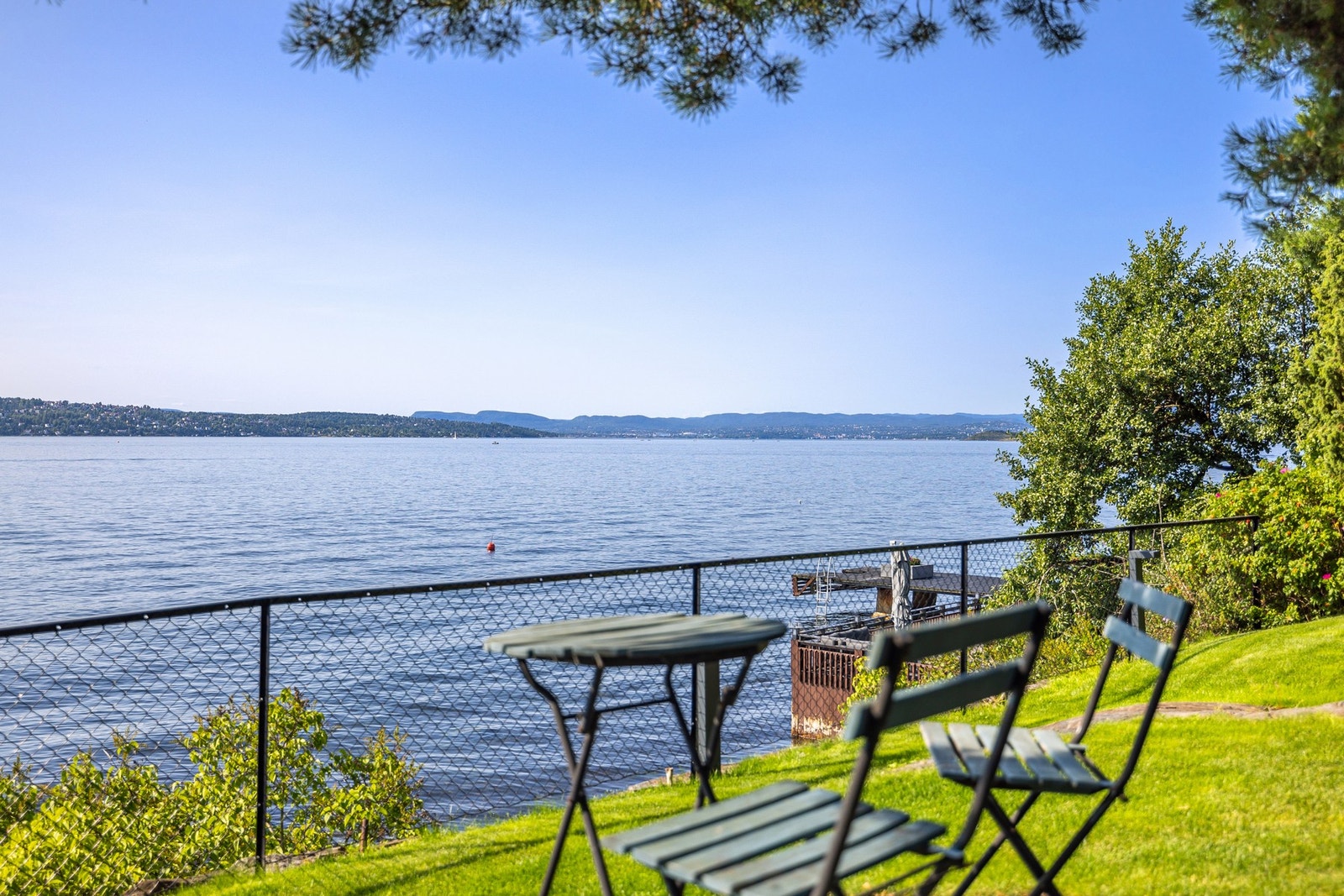 Særdeles gode solforhold og flere sittegrupper rundt på eiendommen. Galleribilde