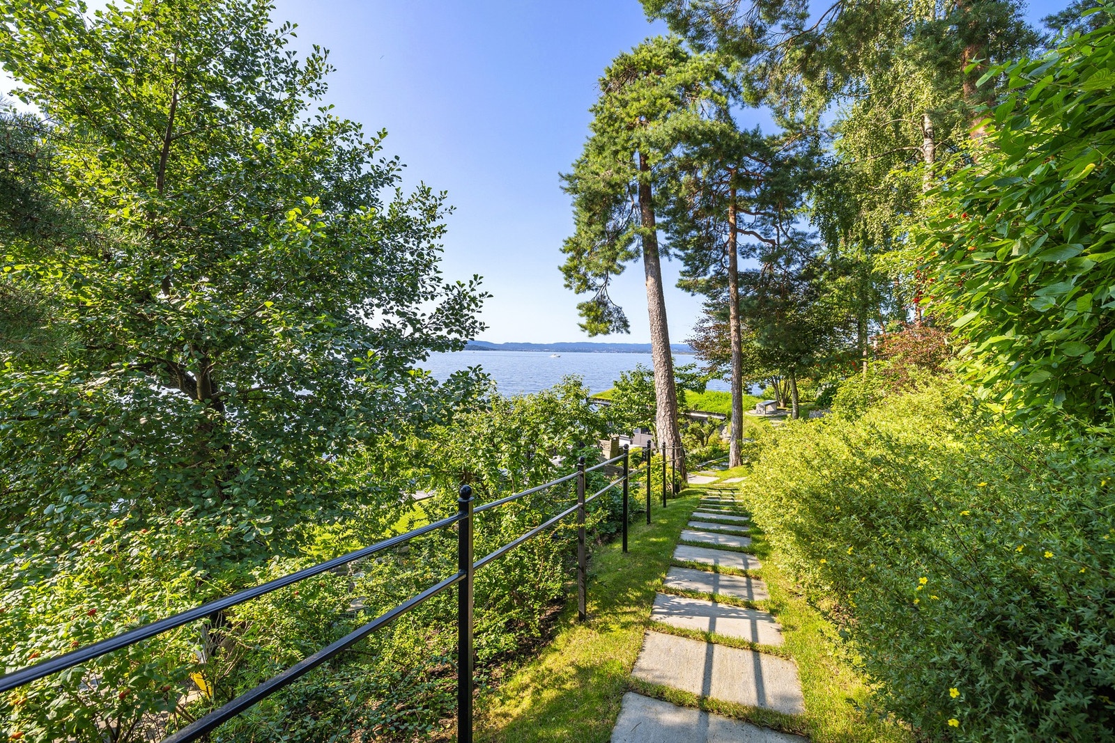 Platting som leder ned til naustet. Galleribilde