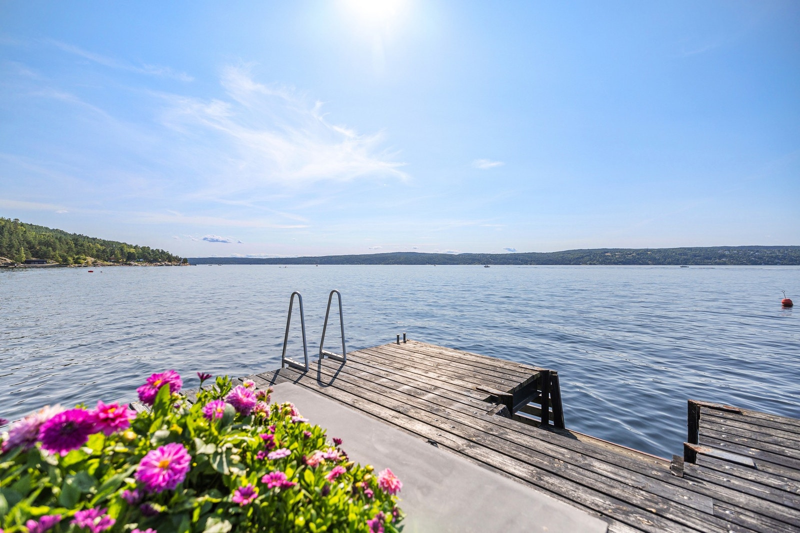 Panoramautsikt mot vannet fra bryggeområdet. Galleribilde