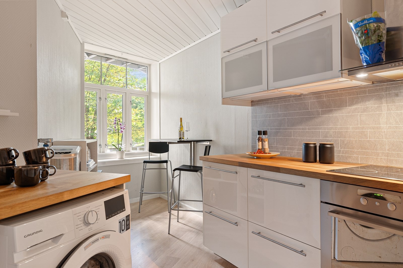 Spiseplass ved vindu på kjøkken. Galleribilde