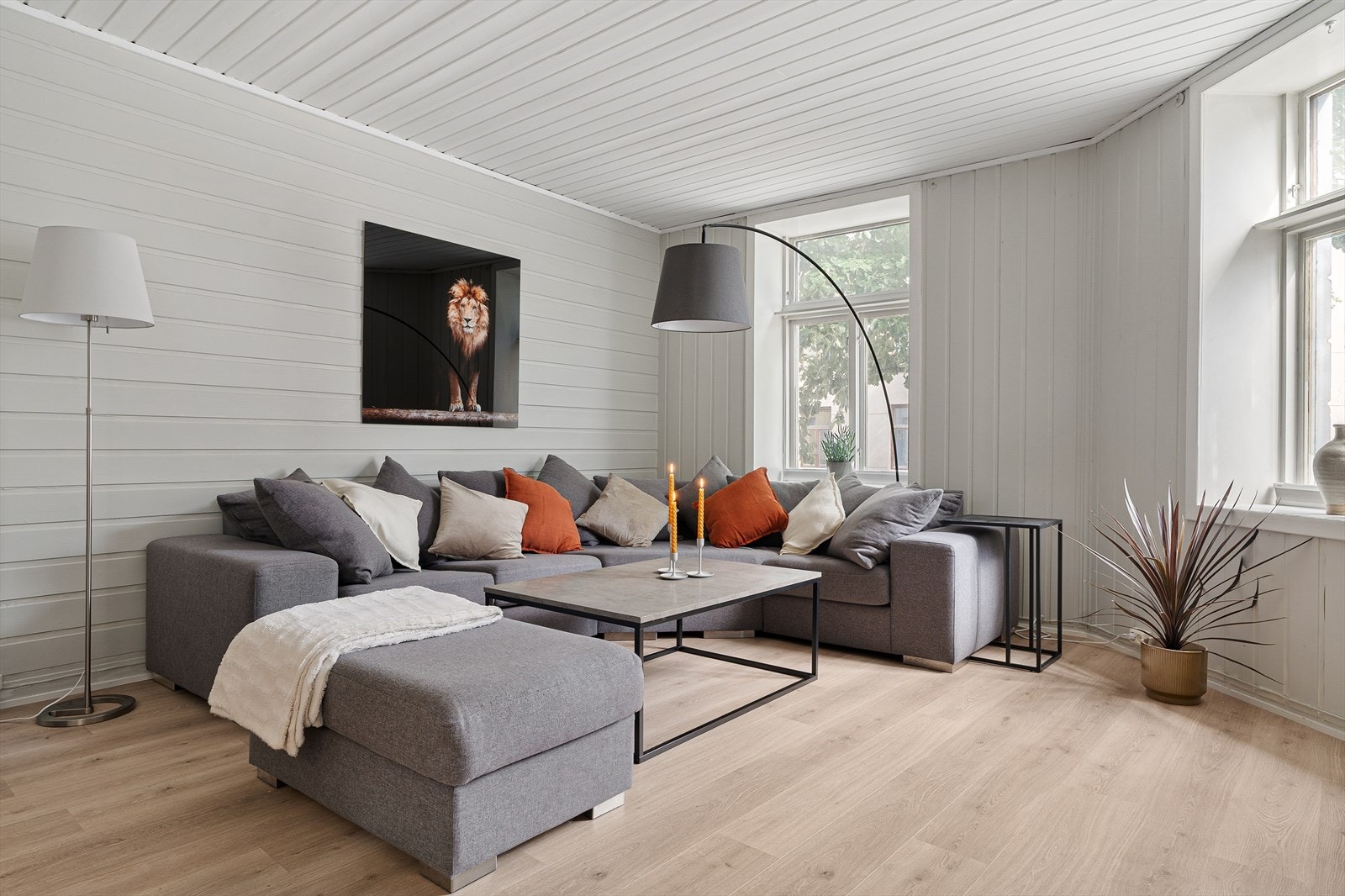 Det er god plass til stor sofa på stue Galleribilde