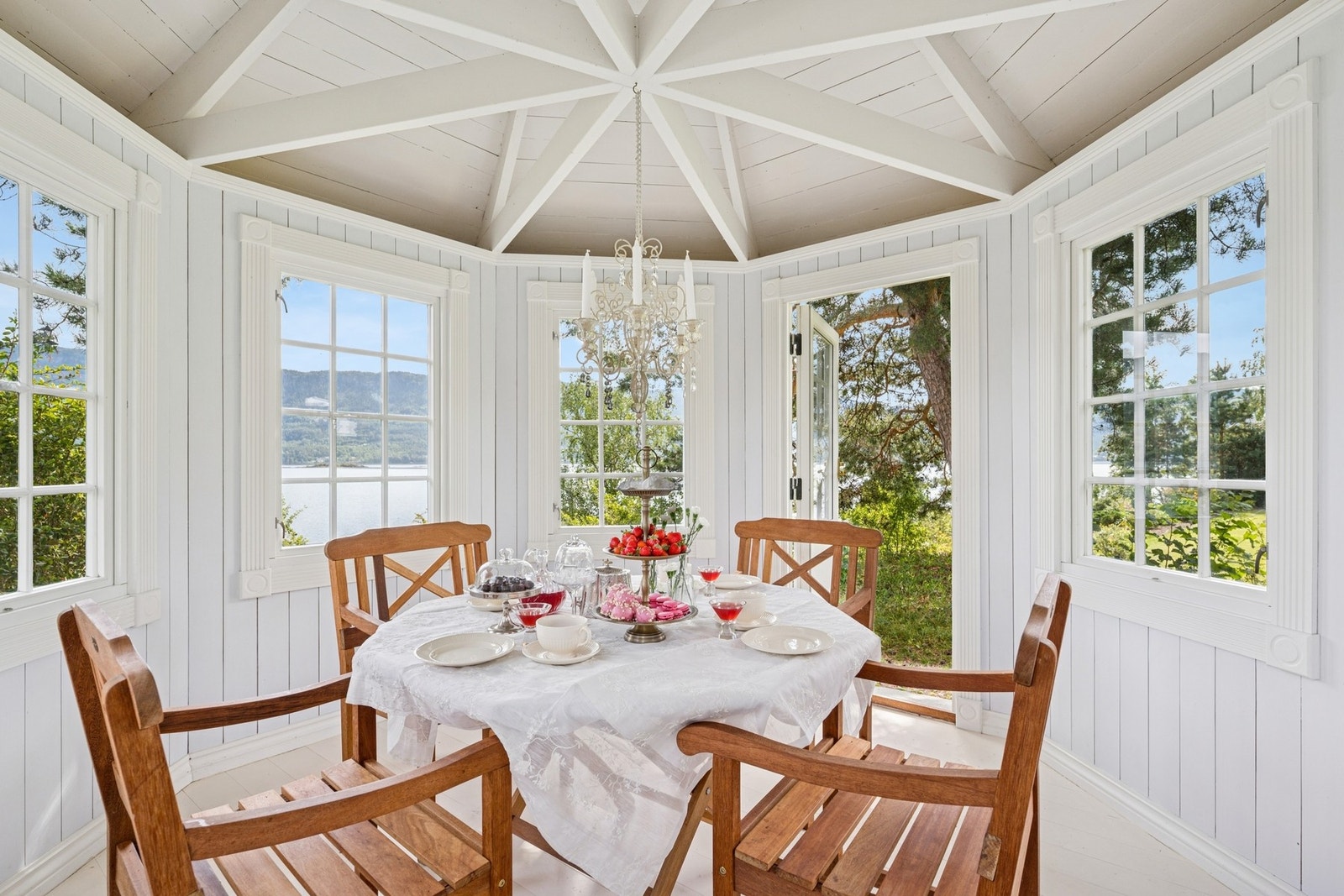 Lys og luftig lysthus med panoramautsikt mot fjorden. Galleribilde