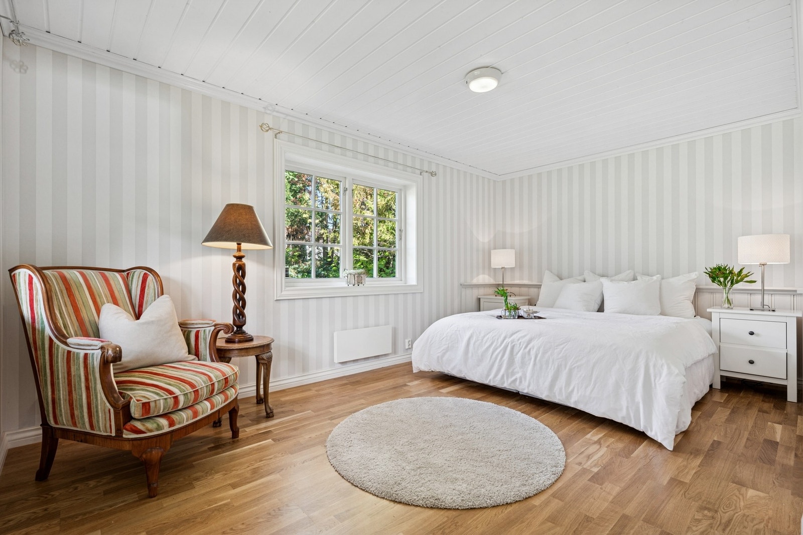 Et lysmalt soverom med god plass til seng og annet møblement. Galleribilde