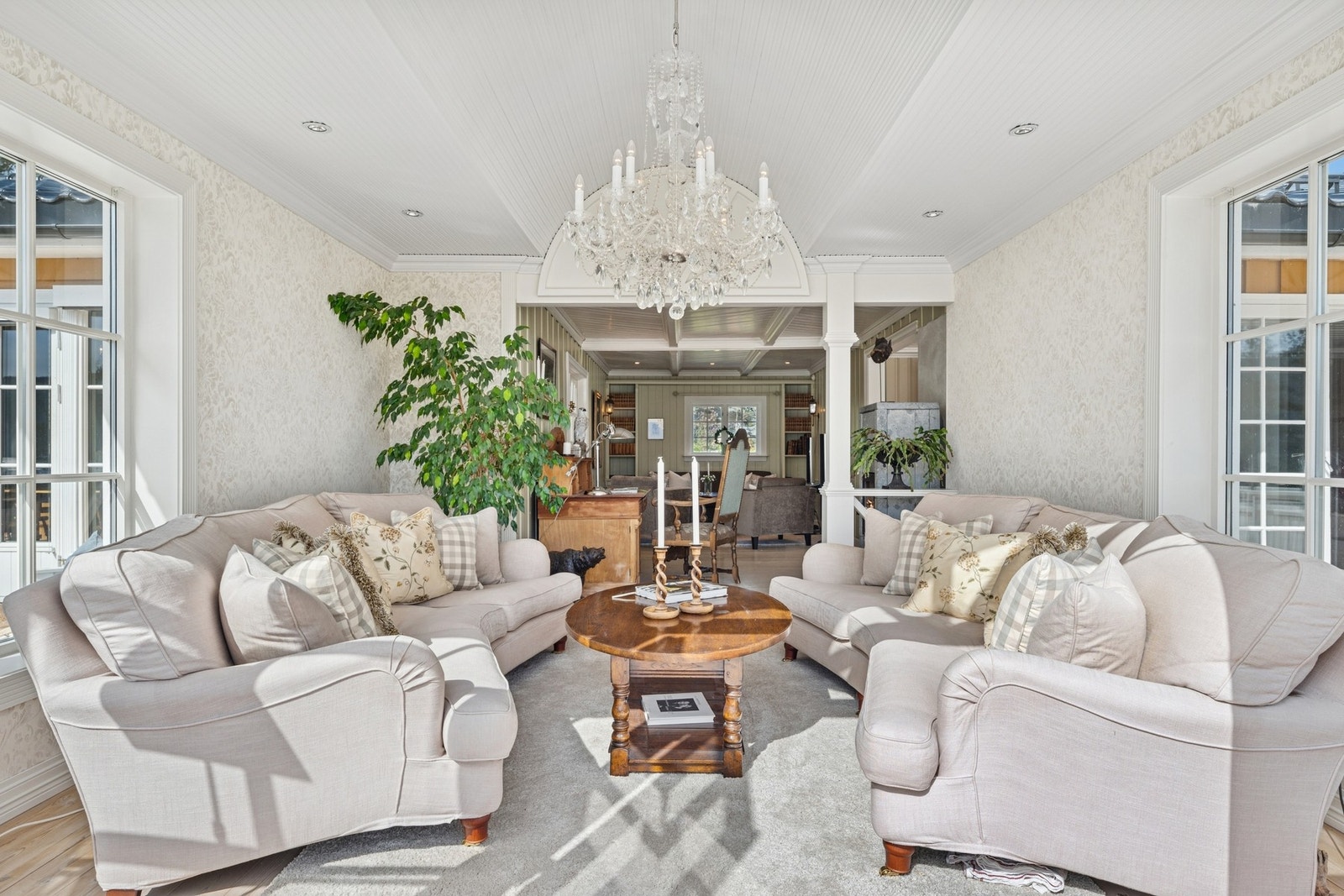 Lys stue med klassiske detaljer og utgang til terrasse. Galleribilde