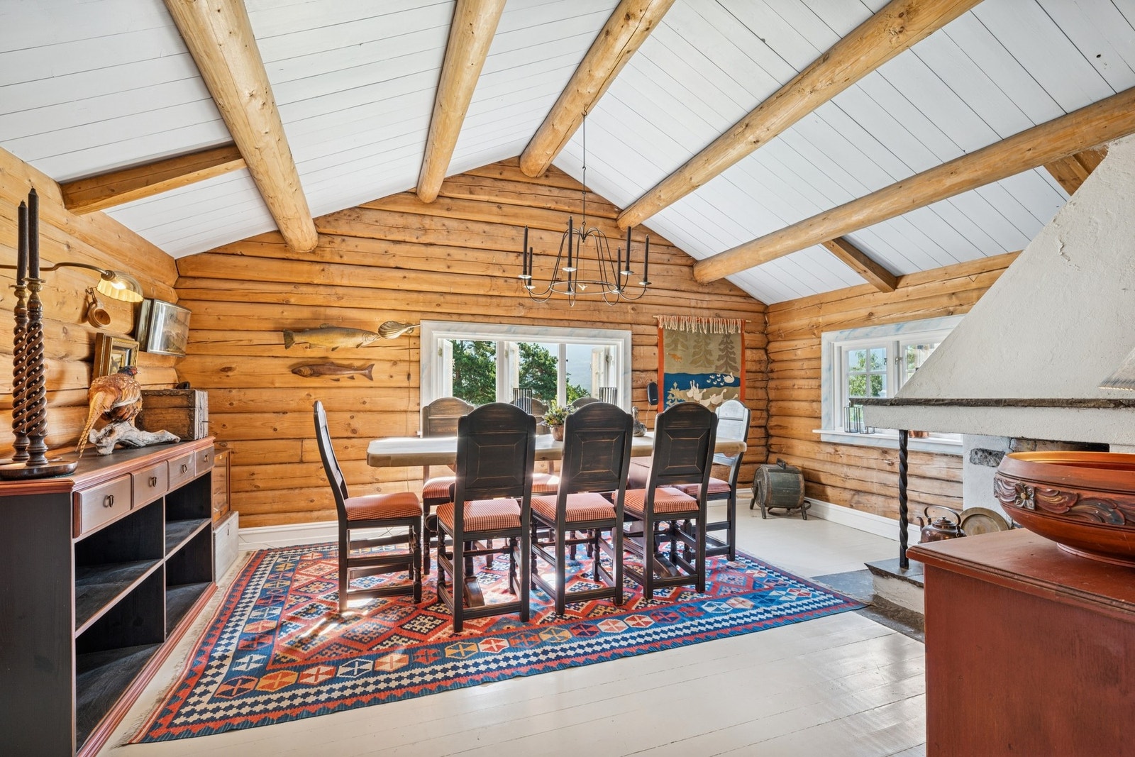 En del av boligen - tømmerhytta. Galleribilde