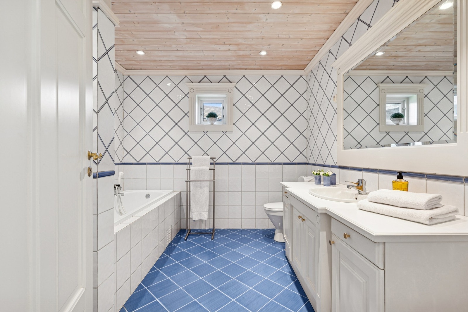 Bad tilknyttet hovedsoverom - nyt et herlig bad i badekaret. Galleribilde