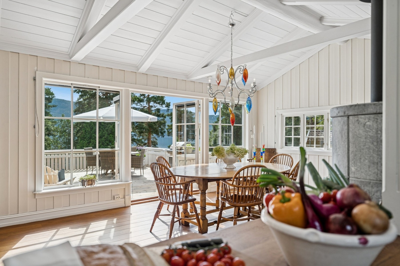 Spisestue med plass til langbord - perfekt for større selskaper. Galleribilde