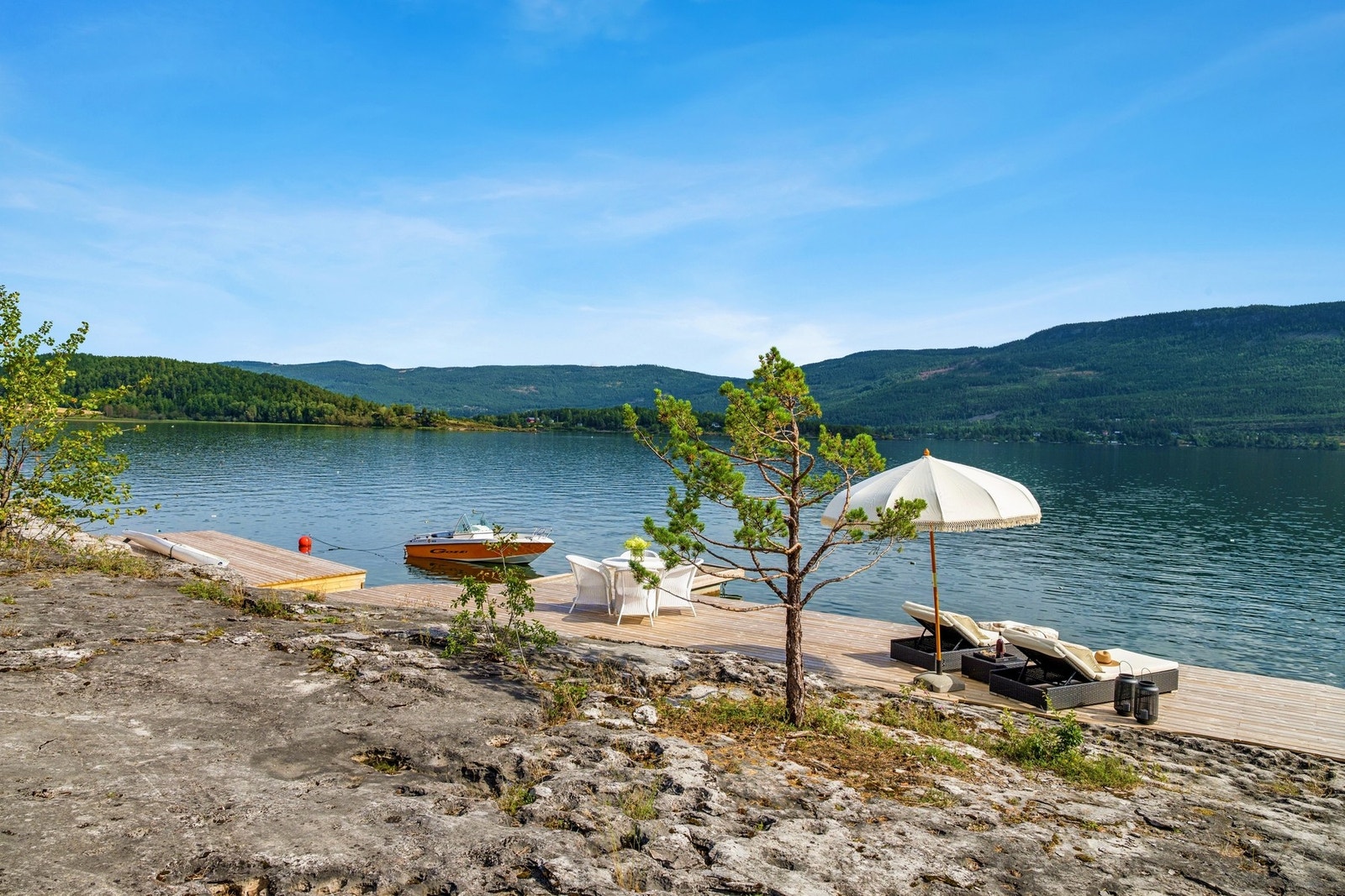 Det er ikke alle som kan si at de har egen strandlinje og brygge. Galleribilde