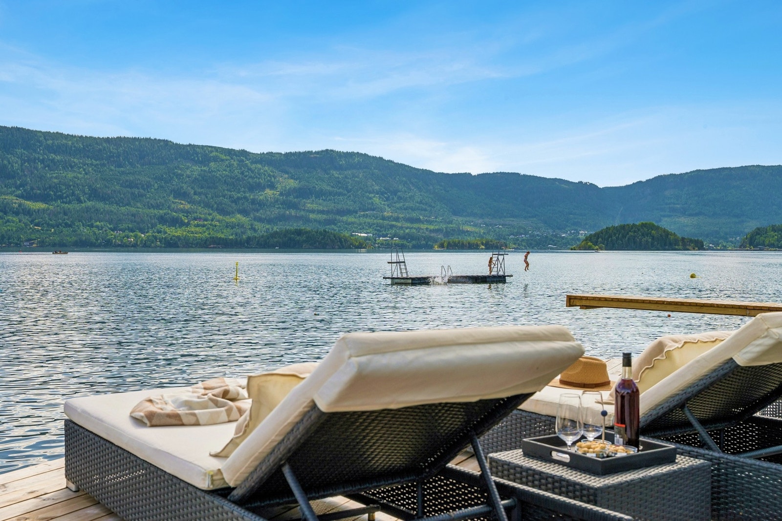 Nydelig utsikt mot åsene på motsatt side av fjorden. Galleribilde